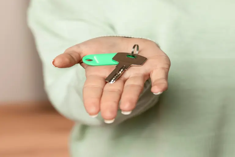 Verlorener Schlüssel auf Tisch – Tipps, wie du hohe Kosten mit der Versicherung vermeiden kannst